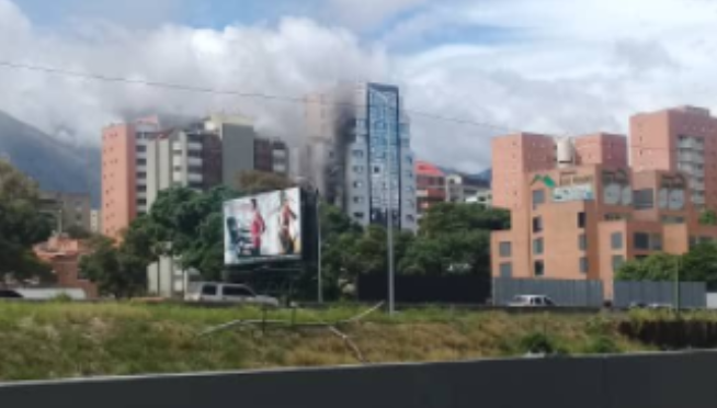 En Imágenes: Se incendió un edificio en Chacao este #18Jun