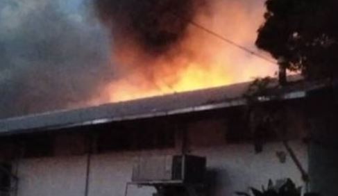 Entre estudiantes y bomberos intentan mitigar el fuego en la UCV (VIDEO)