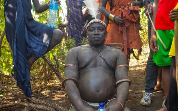 Tribu etíope bebe cócteles de leche y sangre para definir al más gordo de la aldea