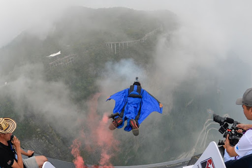 El vuelo imposible a 200 km/h del “hombre pájaro” que traspasa todos los límites (VIDEO)