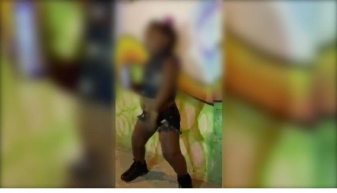 Indignación en Cartagena por niña bebiendo licor con adultos (VIDEO)