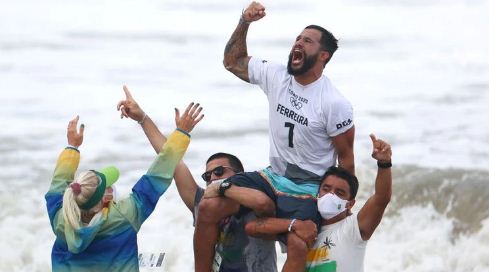 Un robo casi lo deja fuera de Tokio, pero clasificó surfeando en jeans y ganó el oro olímpico