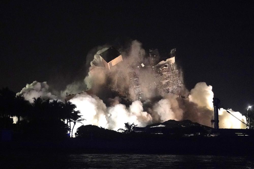 Retoman operaciones de búsqueda tras derribar restos del edificio en Miami