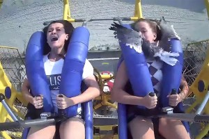 ¡Qué susto! Una gaviota se estrelló contra la cara de una joven en parque de diversiones de EEUU (VIDEO)