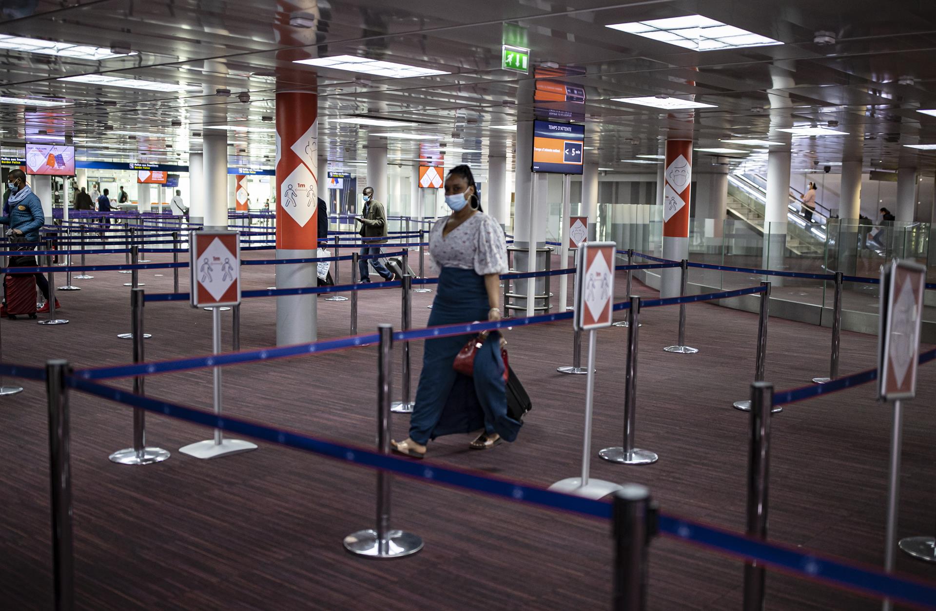 Huelga en los aeropuertos de París causa retrasos en vuelos