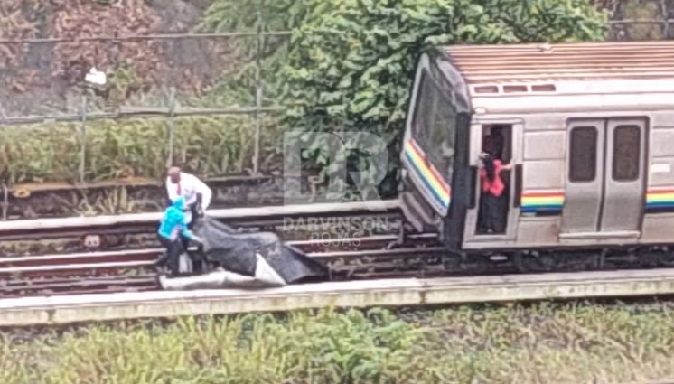 Restos de un techo cayeron en las vías del Metro entre Mamera y Caricuao (Fotos)