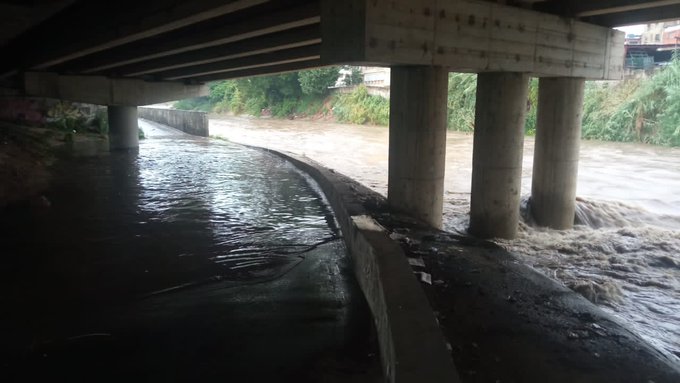 Precipitaciones inundaron el Distribuidor Lebrún de Petare este #28Jul