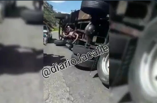 Camión con carga completa se volcó en Táchira (VIDEO)