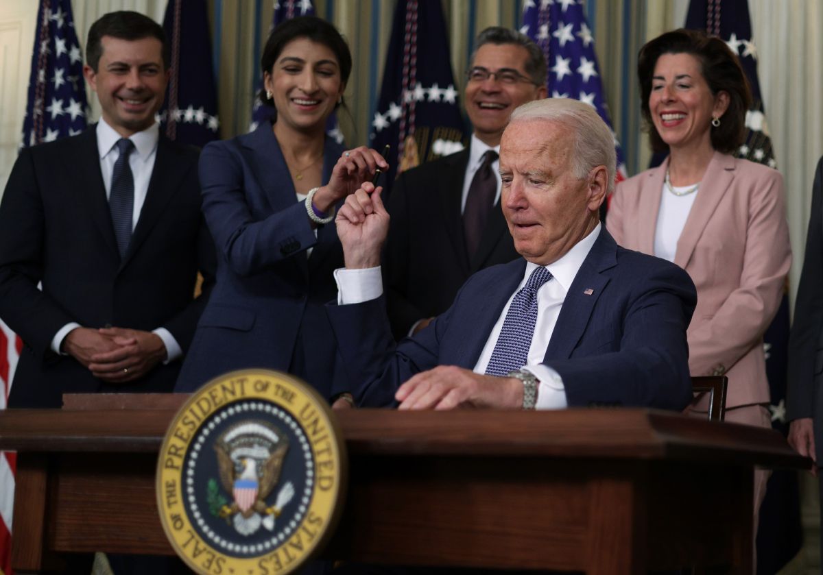 Biden ordenó tomar medidas para bajar los precios a los medicamentos