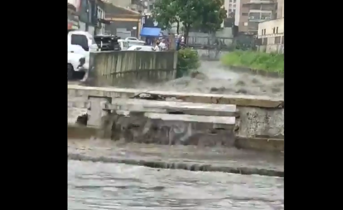 En VIDEOS: Fuerte aguacero colapsó las calles de Caracas este #28Jul