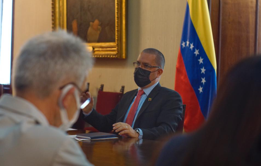 Arreaza insistió en el show electoral mientras silban las balas en Caracas