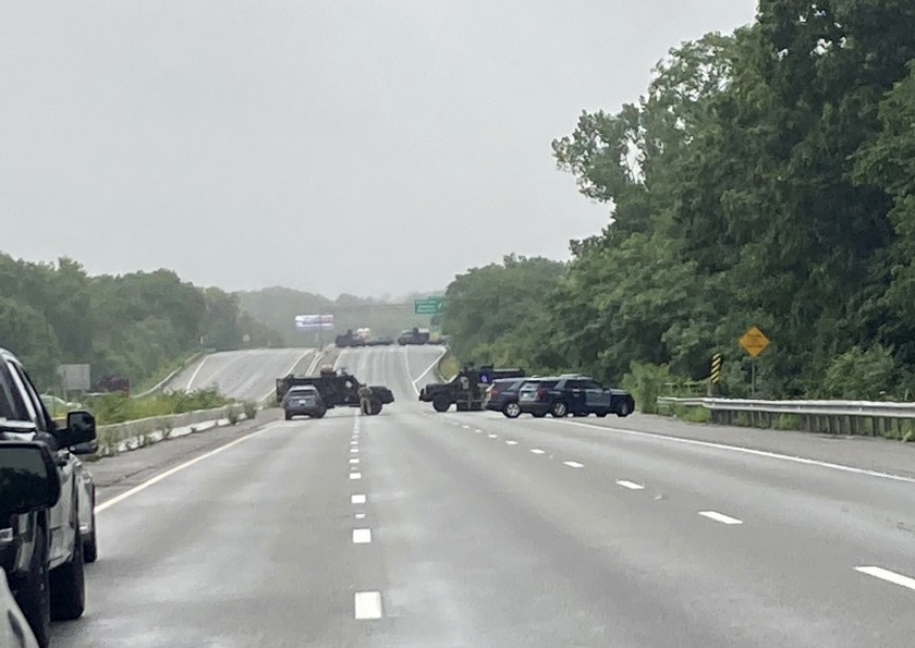 Aumentan a 11 los detenidos tras enfrentamiento armado en una carretera de EEUU