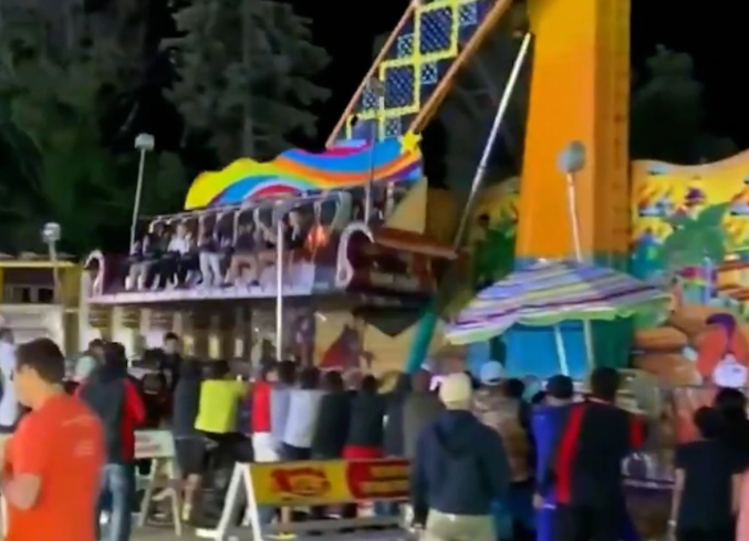 El dramático momento en que falla un juego de un parque de diversiones (Video)