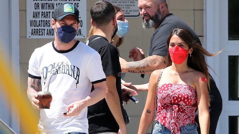 EN FOTOS: Lionel Messi y Antonela Roccuzzo en un centro de vacunación contra el Covid-19 en Miami