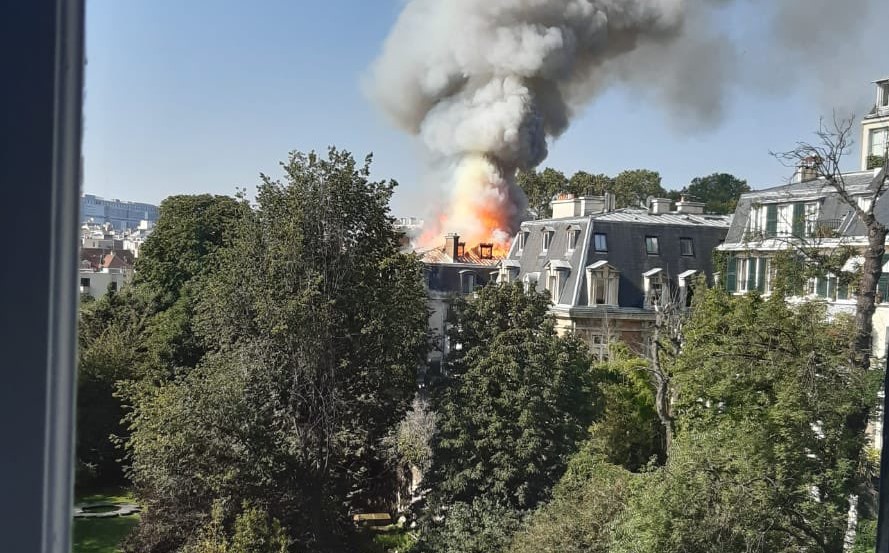 EN IMÁGENES: Reportan incendio en edificio cercano a la Embajada de Italia en Francia