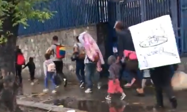 ¡Conmovedor! Desplazados por el conflicto en la Cota 905 cantaban mientras abandonaban sus viviendas #9Jul (VIDEO)