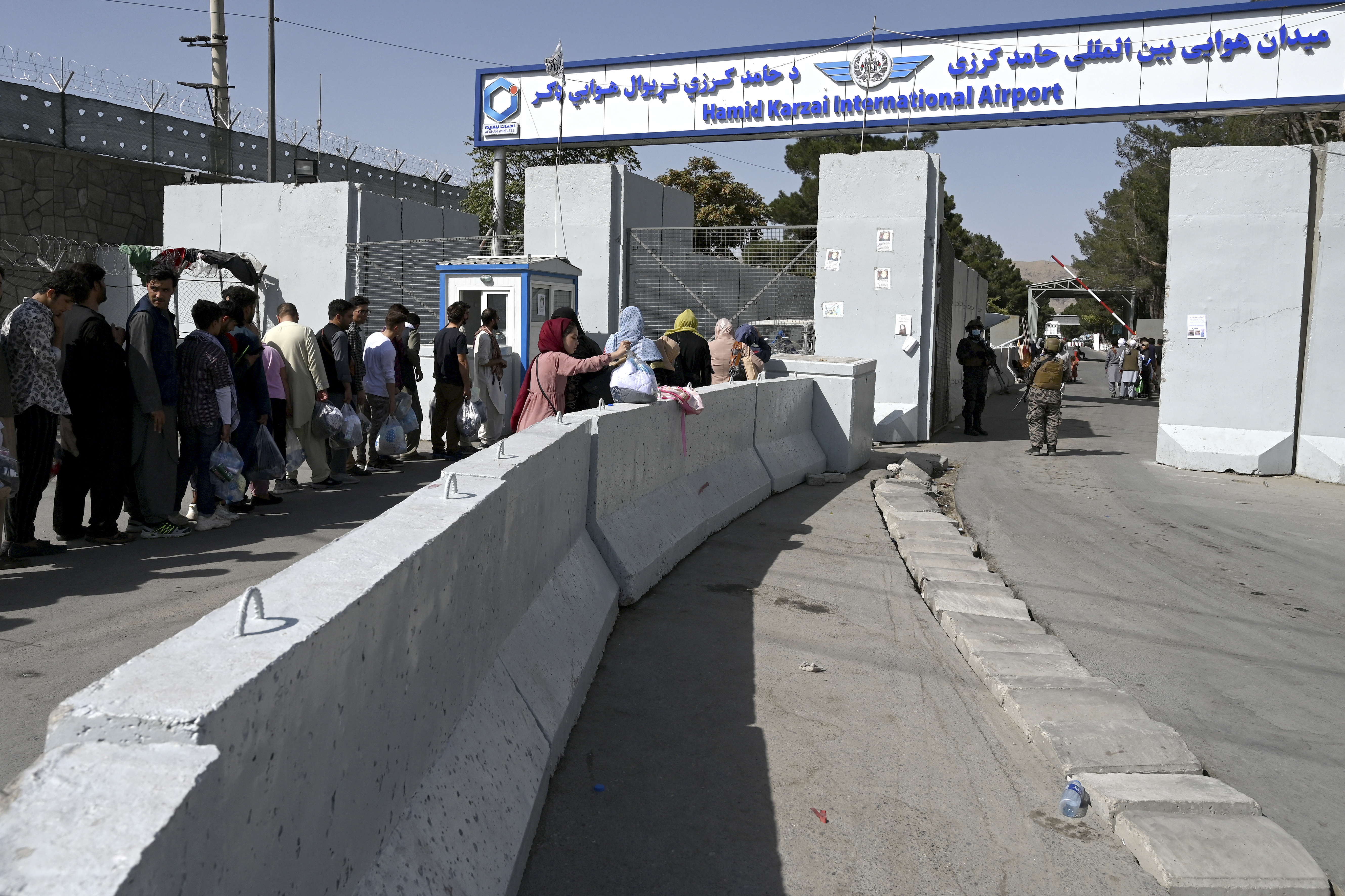 El orden reemplazó al caos en el aeropuerto de Kabul tras el sangriento atentado