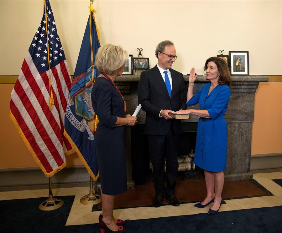 La nueva gobernadora de Nueva York, Kathy Hochul, toma posesión de su cargo