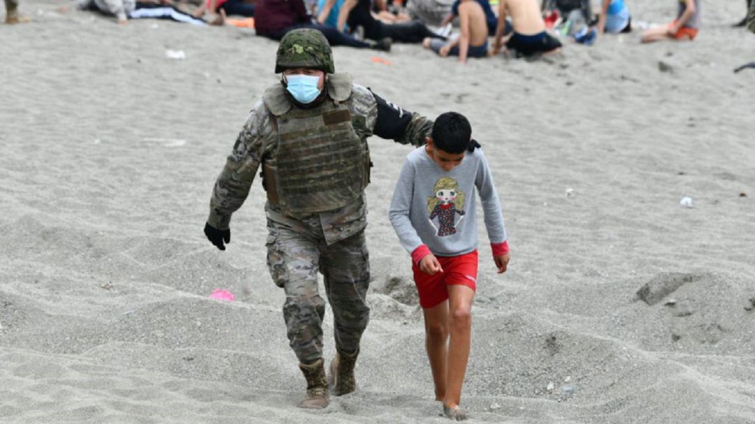 España empieza a devolver a Marruecos a inmigrantes menores que entraron en Ceuta en mayo