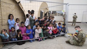 ¡Admirable! Soldado entretiene con su ukelele a niños afganos evacuados en una base de EEUU en Alemania (VIDEO)