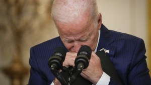 El gesto de Biden al ser preguntado sobre la muerte de soldados de EEUU durante el ataque en Kabul (VIDEO)
