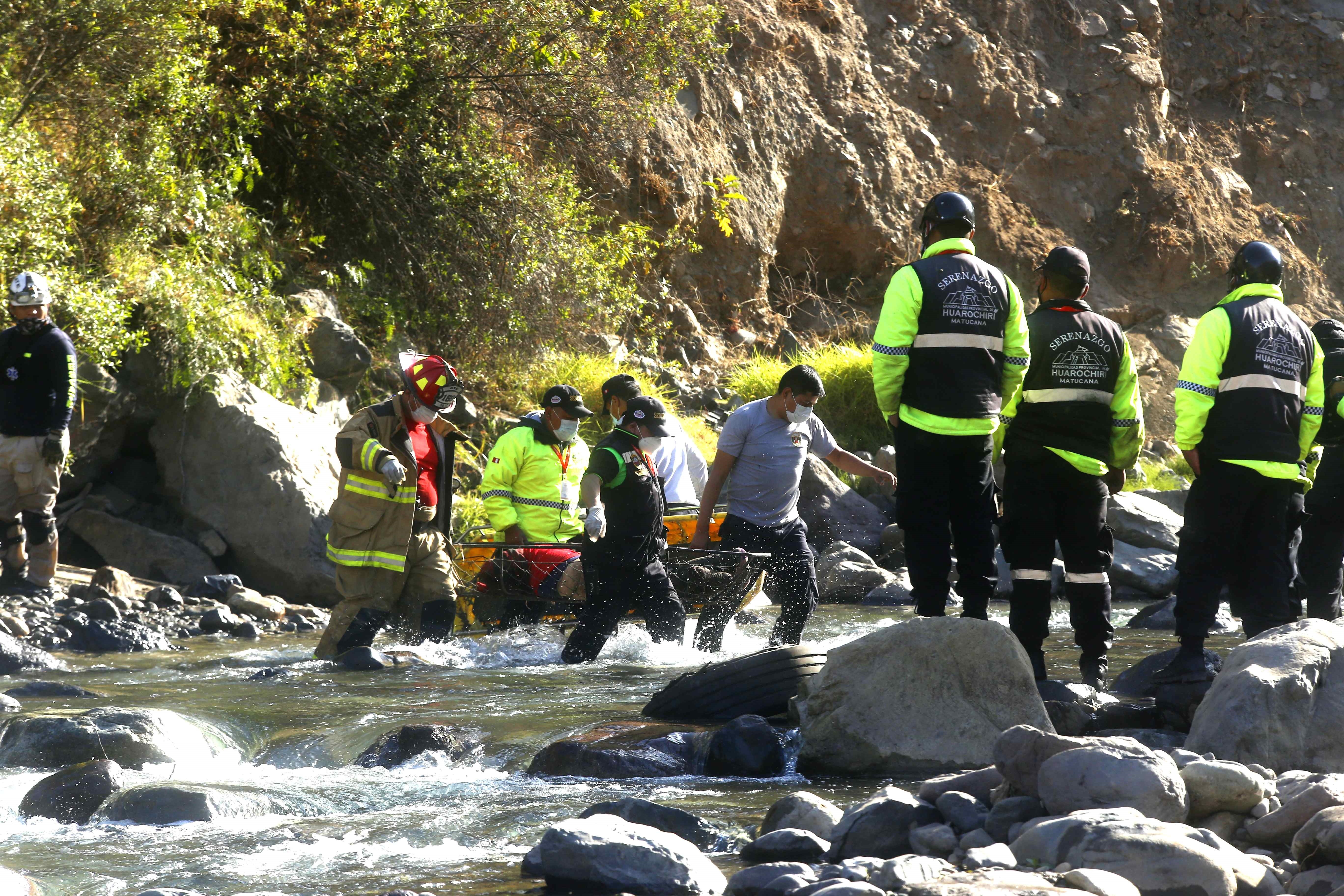 Aumentó a 32 la cifra de muertes después que autobús cayera por un precipicio en Perú