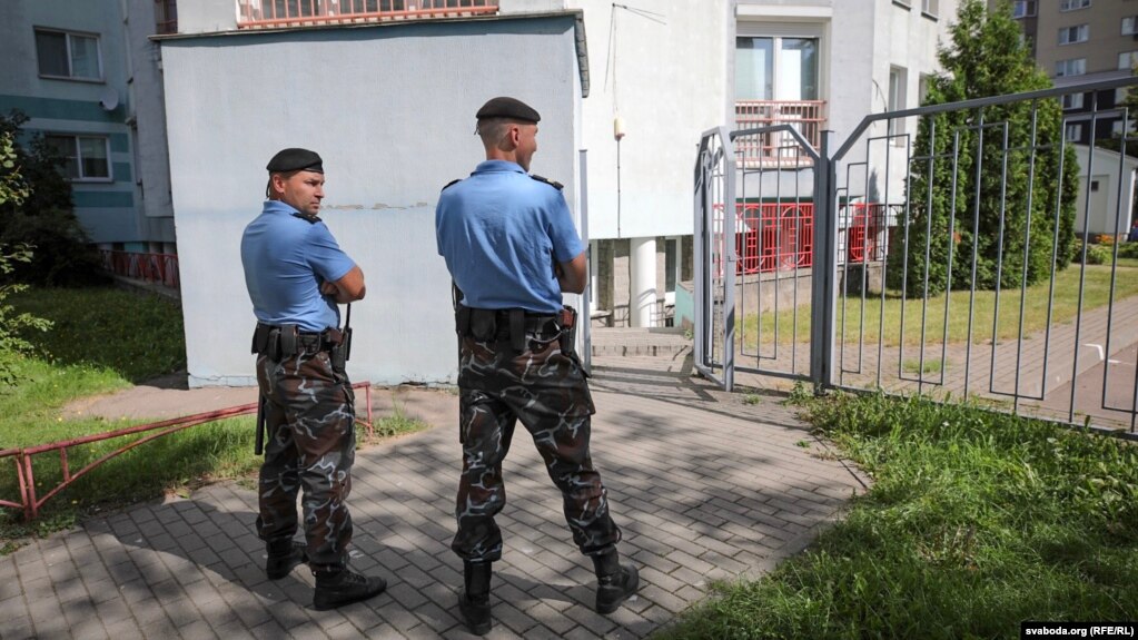 Autoridades bielorrusas reanudan allanamientos en casas y oficinas de periodistas