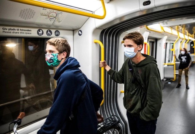 Dinamarca, rumbo a la normalidad: Eliminará uso obligatorio de mascarillas en el transporte público