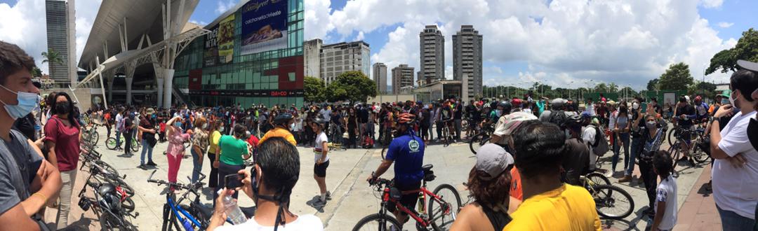 Una multitud de caraqueños, a la espera de Daniel Dhers en la plaza del CC Millennium #22Ago (FOTO)