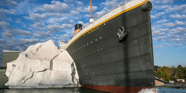 Al menos tres visitantes del Museo del Titanic en EEUU resultaron heridos tras colapso de réplica de iceberg