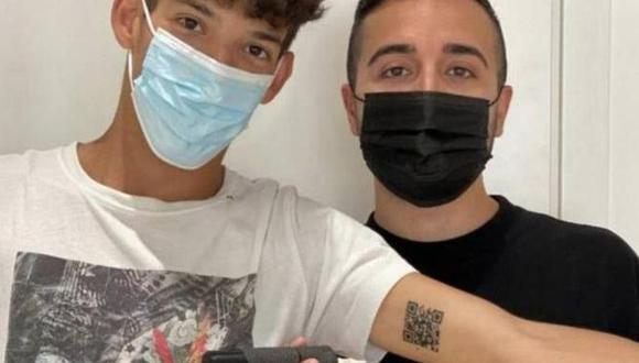 Joven italiano se tatuó su “pasaporte Covid” en el brazo… ¿Funcionó? (FOTOS)