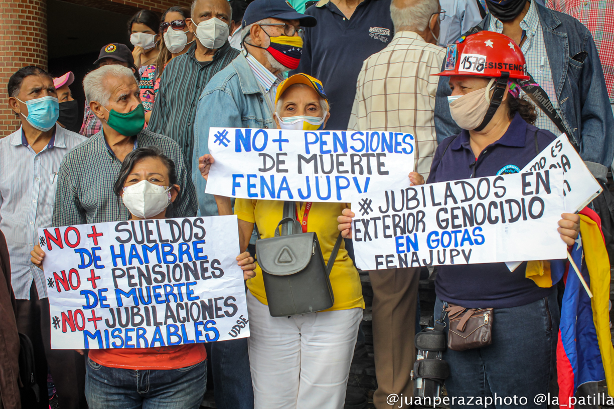 EN IMÁGENES: Jubilados protestaron a las afueras de la Embajada de México #17Ago