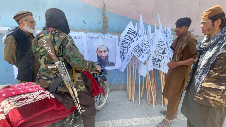 La reacción de los talibanes que agrava el pánico tras los atentados en el aeropuerto de Kabul