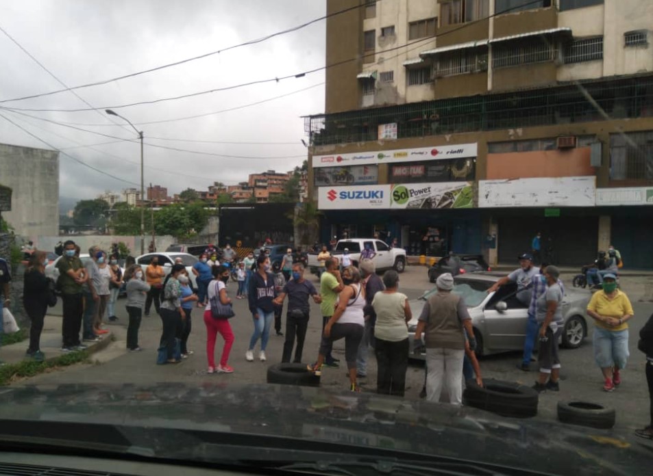 Protestaron en Los Teques tras tres semanas sin suministro de agua potable #30Ago