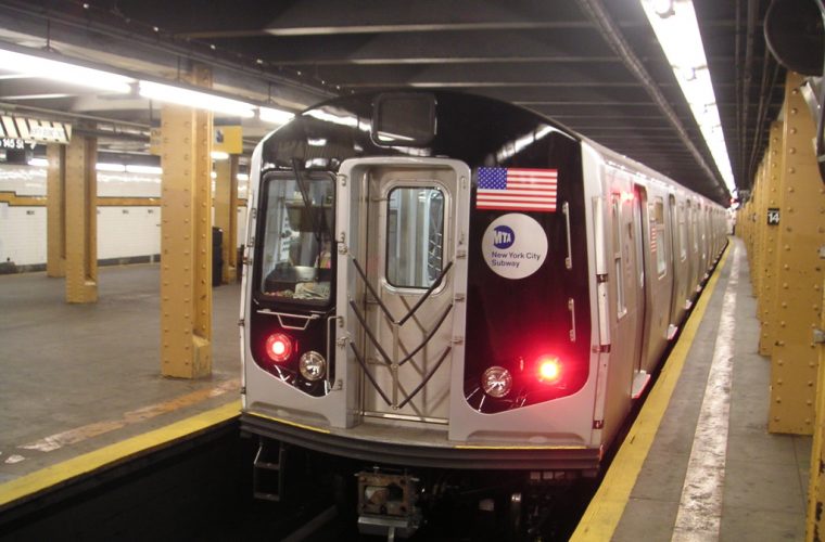 Tragedia en Nueva York: joven murió arrollada en las vías del tren tras desmayarse