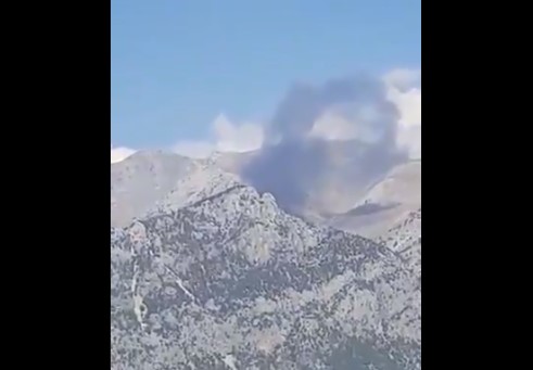 Un avión contra incendios se estrella al este de Turquía (Video)