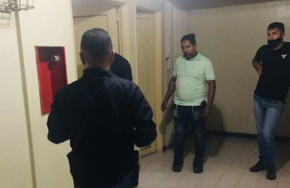 Sujetos armados intentaron invadir un apartamento en Caracas este #13Ago (Fotos y video)
