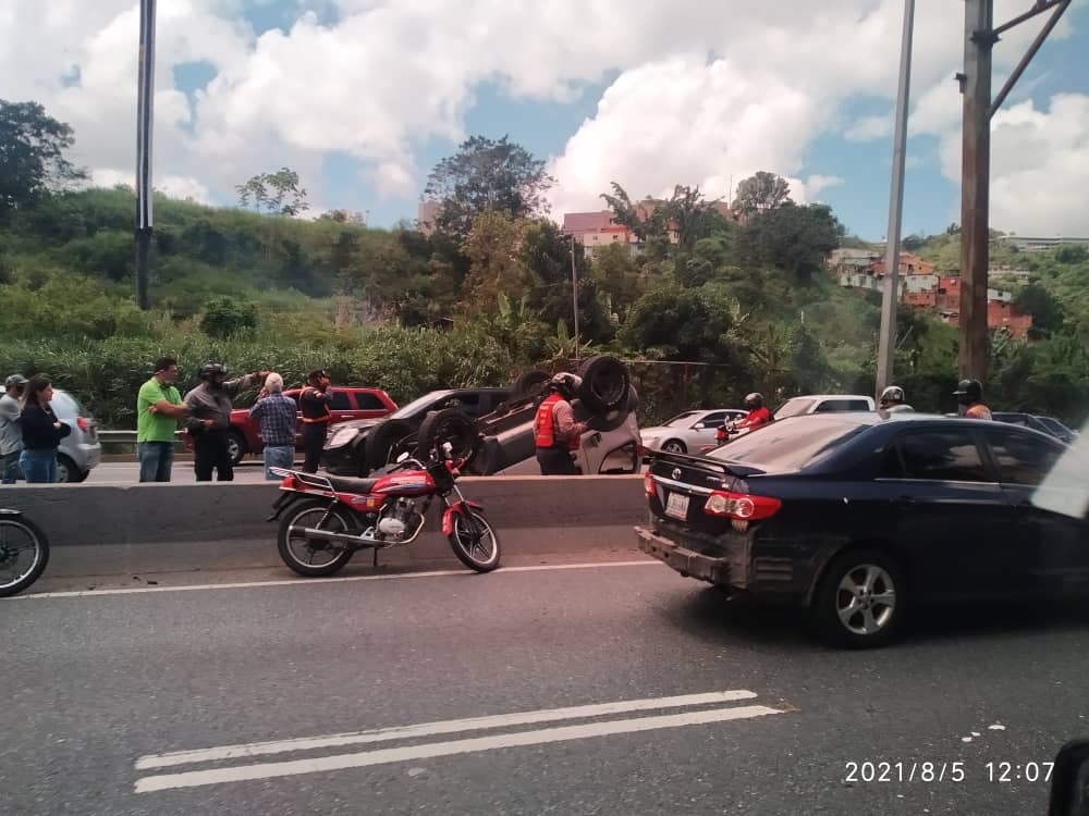 Un vehículo se volcó a la altura de la autopista Prados de Este