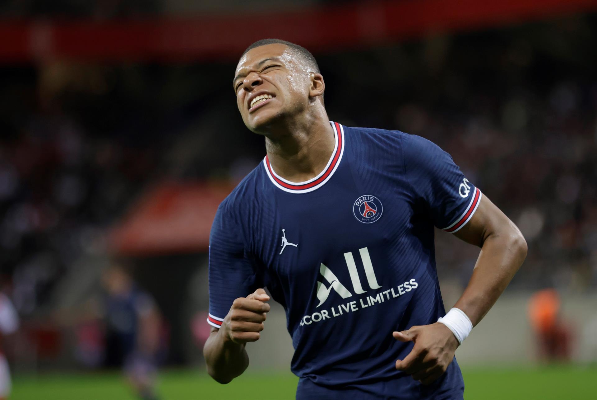 Leonardo ve “todavía buenas opciones” para renovar a Mbappé