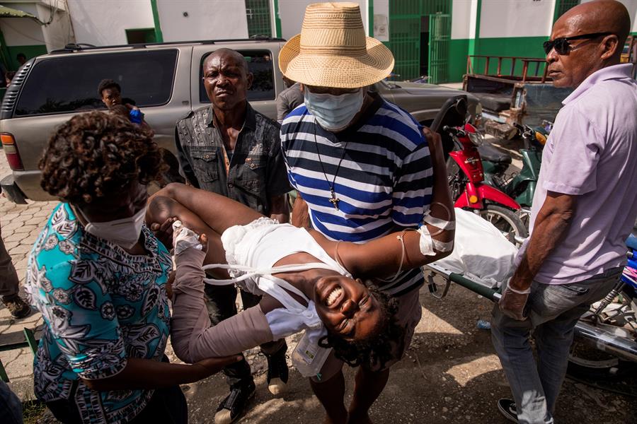 Gritos desgarradores resuenan en los hospitales saturados de Haití tras el terremoto