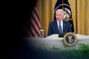 Biden permanece fuera de la vista del público mientras los ataques marcan la evacuación en Afganistán
