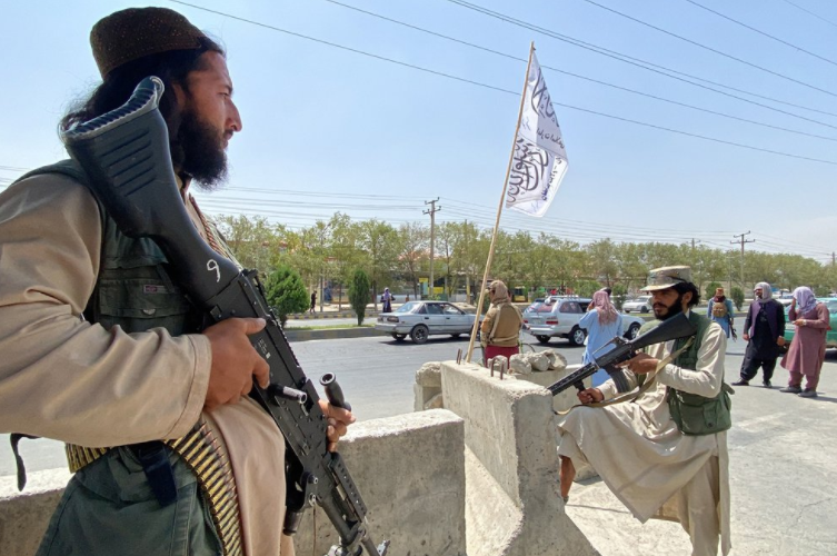 Talibanes ya aplican su “justicia”: El método empleado a supuesto ladrón de autos (Video)