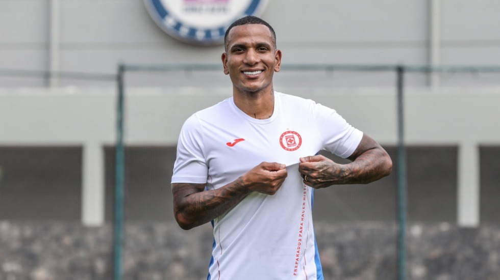 Ilusionado por su nueva aventura, el venezolano Rómulo Otero ficha con el Cruz Azul