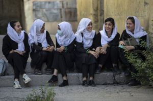 Sin mezclarse con hombres y el uso de abaya: Las nuevas prohibiciones a las estudiantes afganas