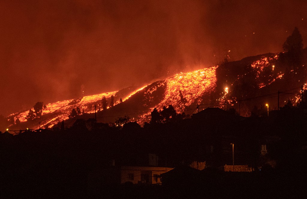 Van más de cinco mil evacuados por erupción volcánica en isla de La Palma (Video)