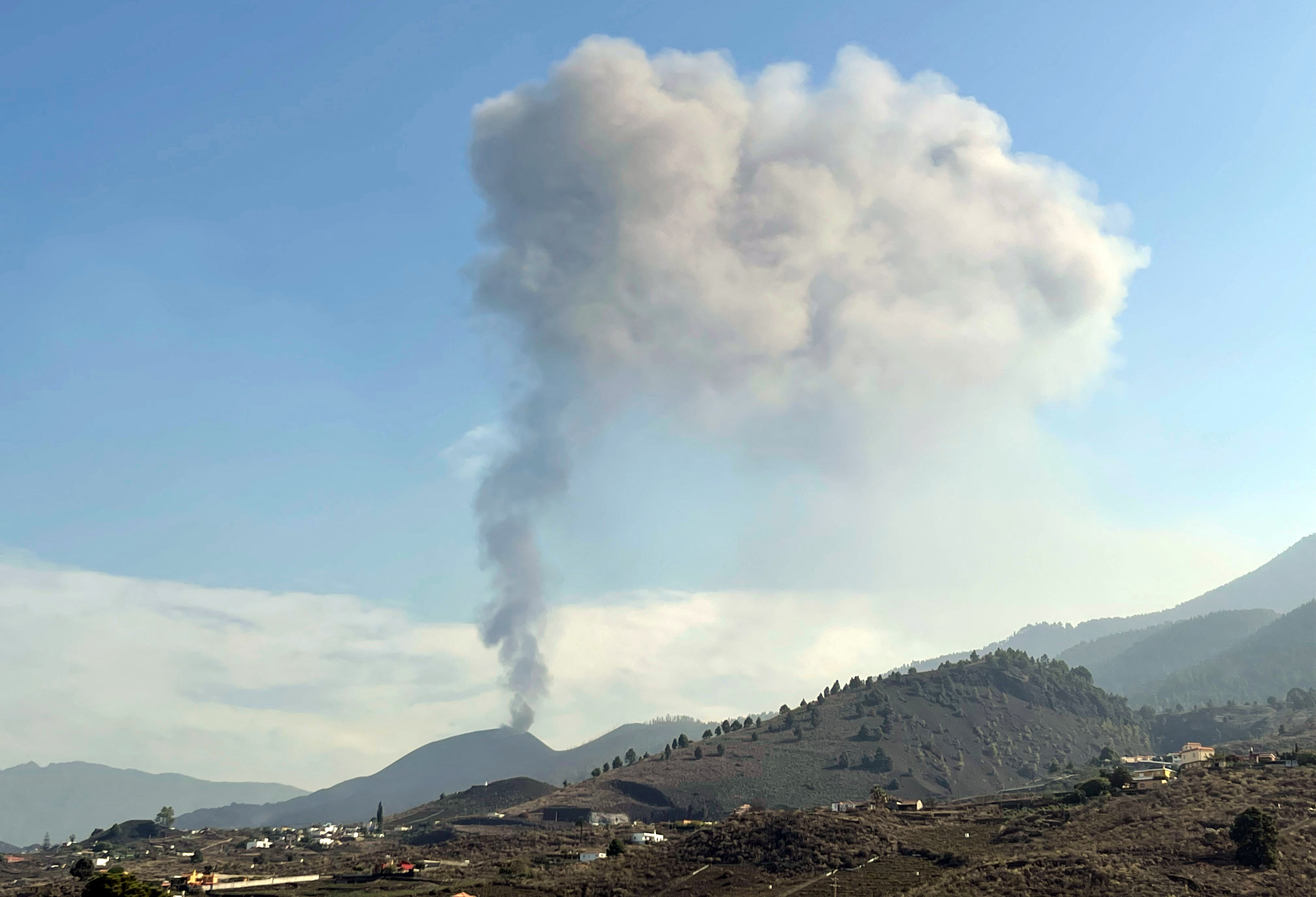 La lava del volcán de La Palma ya gana más de 10 hectáreas al mar en Canarias