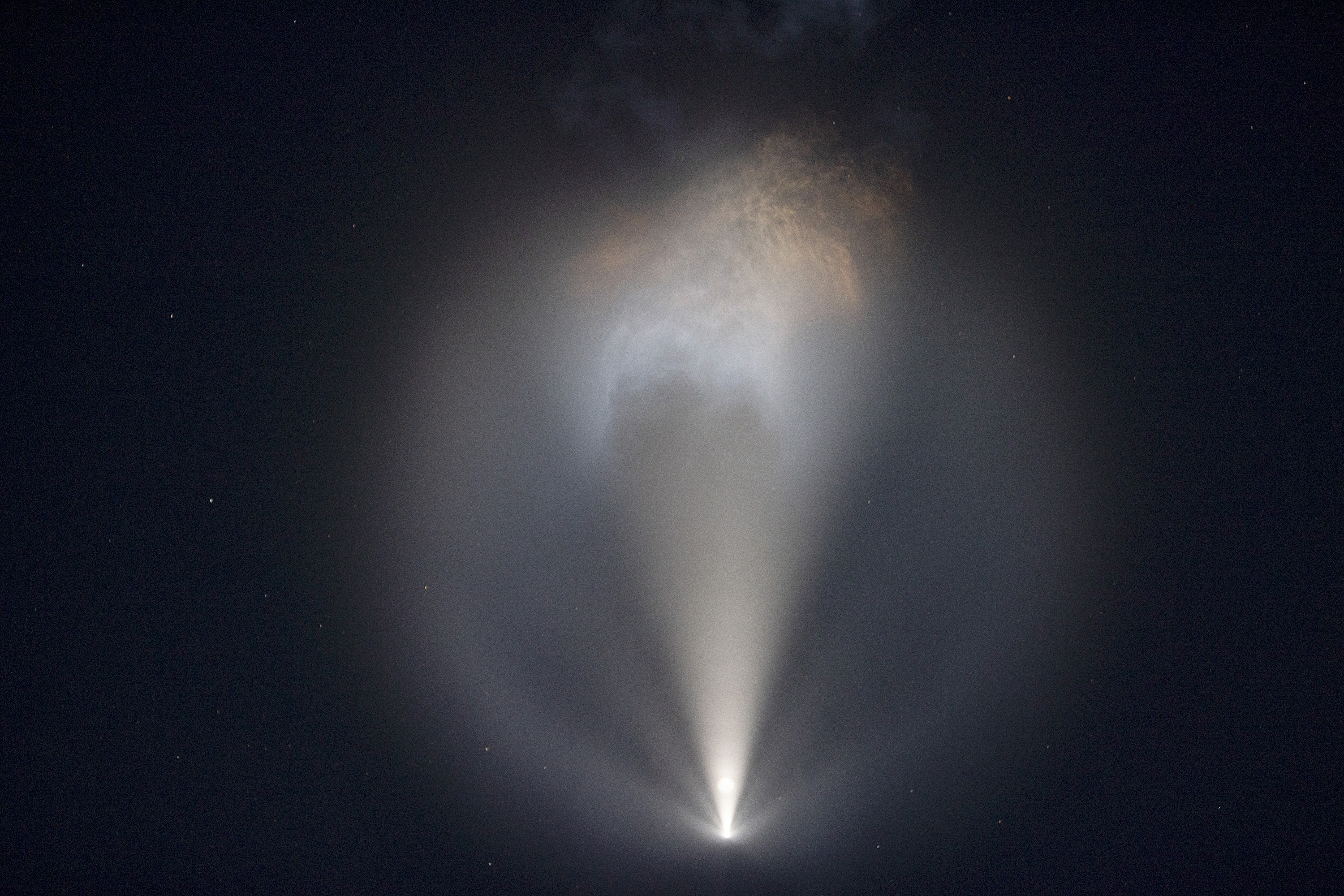 Primeros turistas de SpaceX iniciaron un crucero espacial (Fotos)