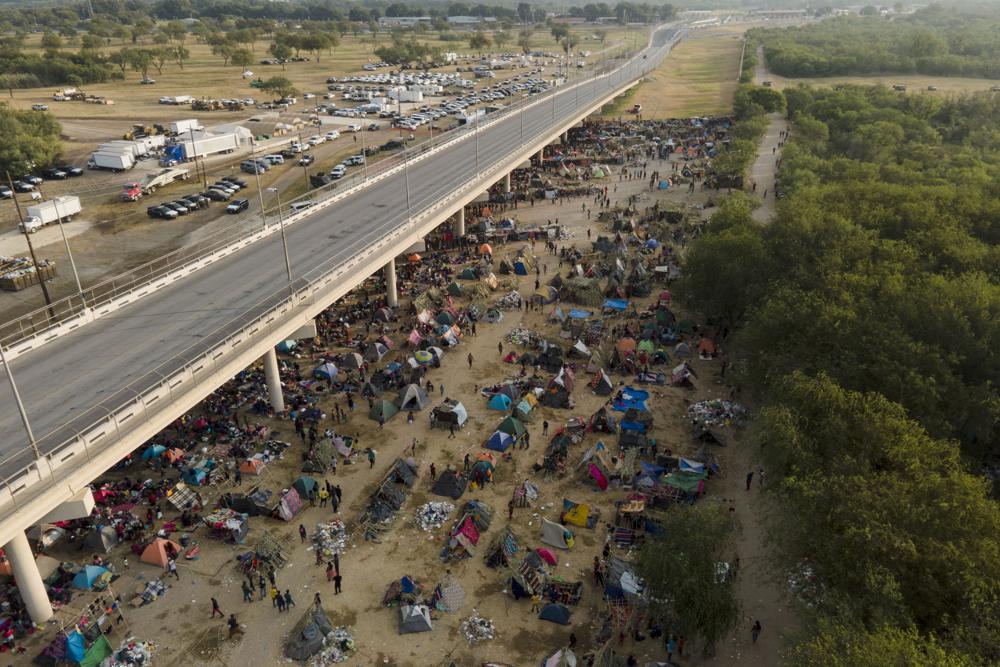 Cientos de migrantes haitianos que acampaban en la frontera sur fueron liberados en EEUU