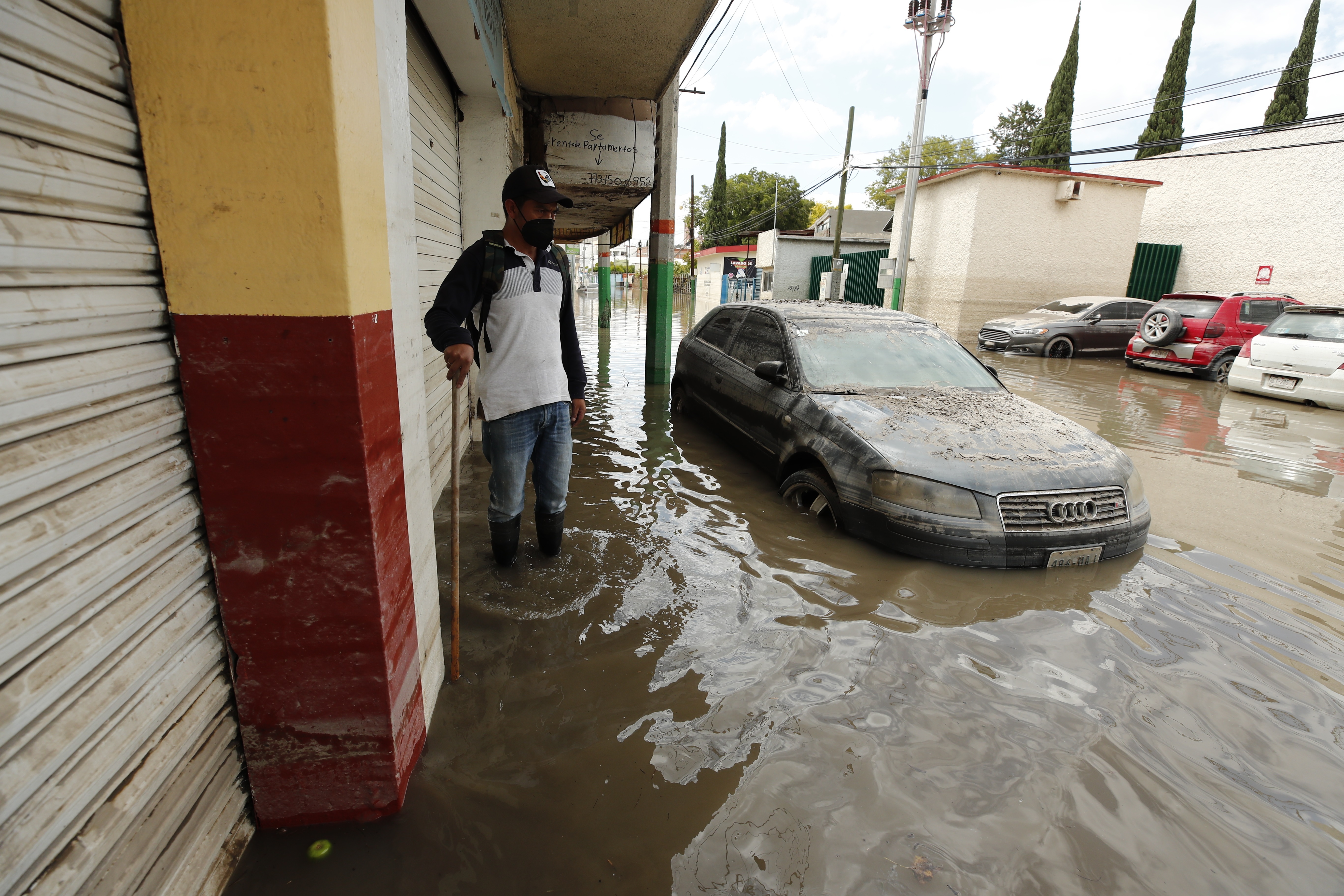 Afectados por lluvias en México rescatan entre el lodo lo poco que les queda