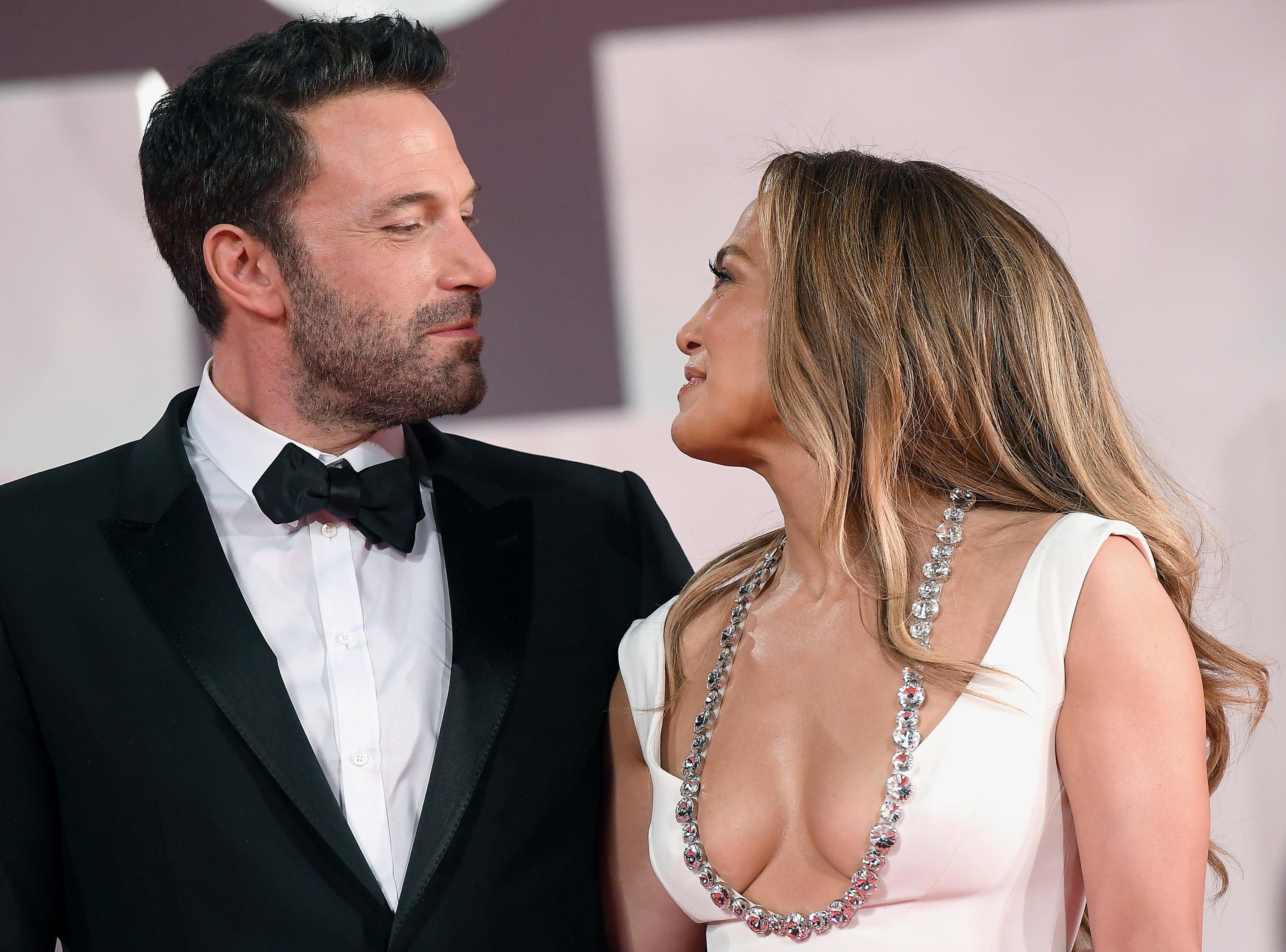 Jennifer Lopez y Ben Affleck festejaron su boda en un jet privado con pizza y refresco